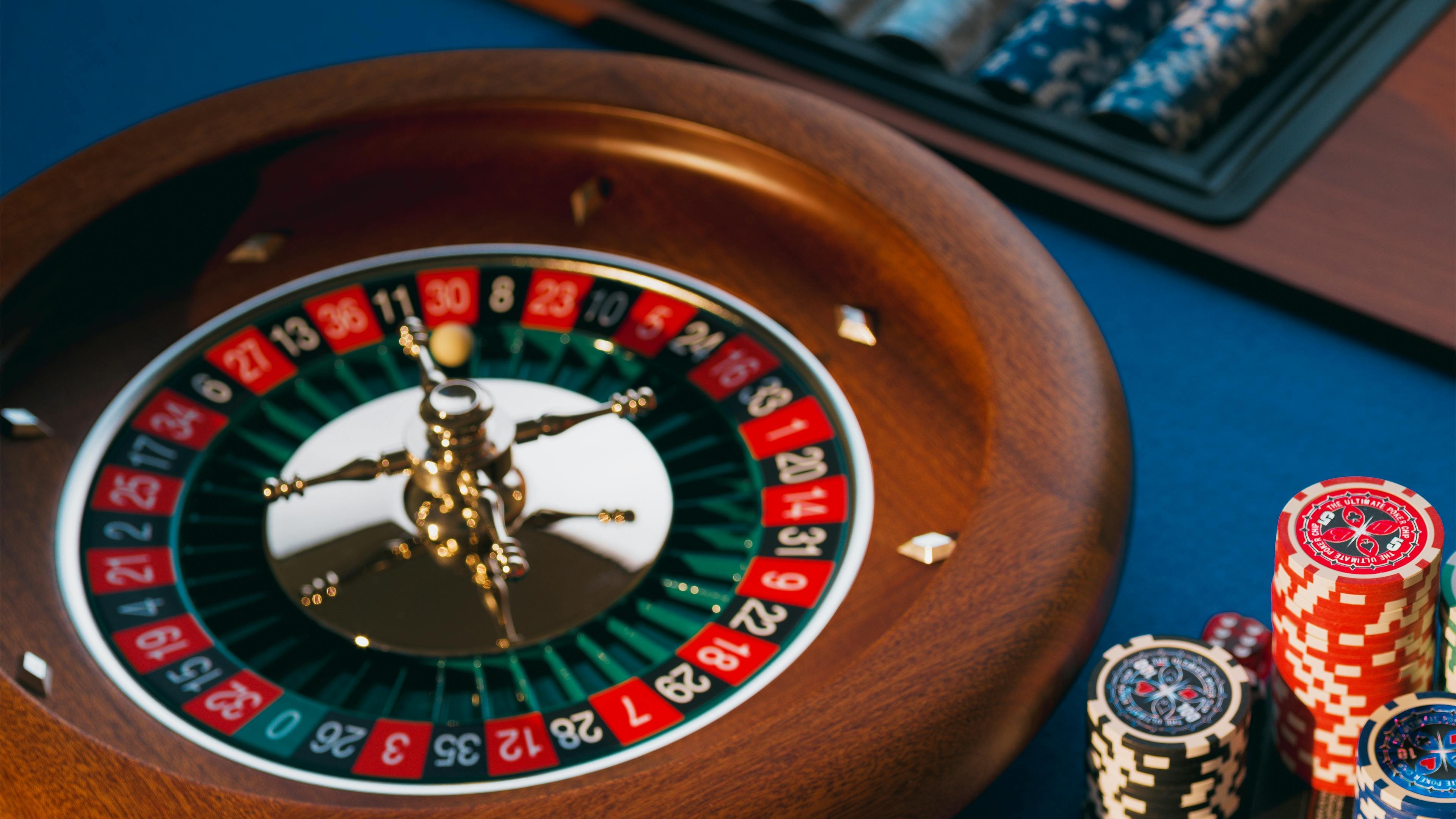 Mesin slot online dengan simbol warna-warni pada layar ponsel pintar